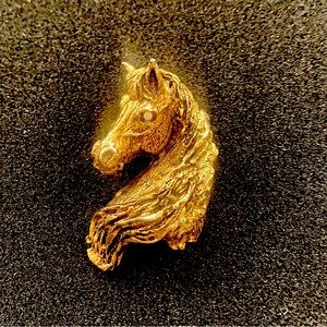 Stallion, head brooch